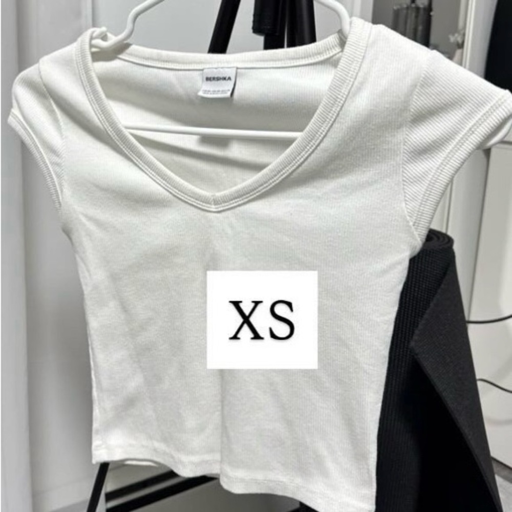 Bershka Women's Cream V-Neck Tee